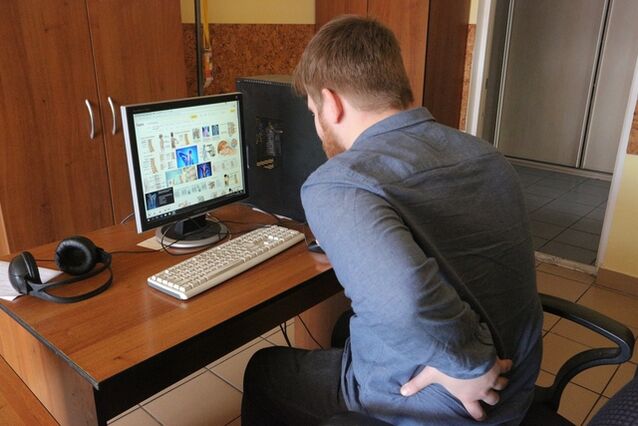 Ein Mann an einem Computer